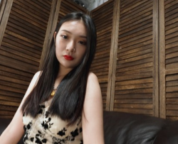 【Sexy Asian Girls Feet】美女Xiaotongtong展示她的性感裸足!