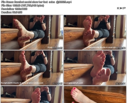 Barefoot model show her feet  soles