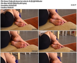 Pretty girl shows her soles in 4k (0)