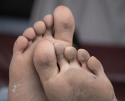 【南国足艺】小美女子怡美脚踩烟灰，展示脏脏的脚丫，不停的扭动性感的脚！图片