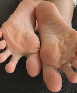 女孩嗒嗒展示她的脚丫 第二部 4K