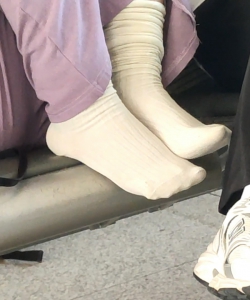 穿鞋堆堆袜美女脱鞋候车[03:16]